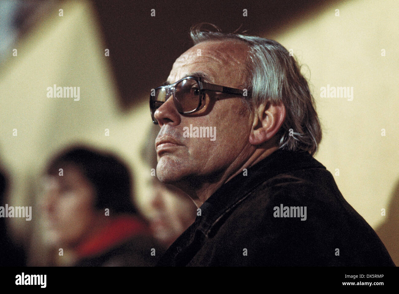 football, Bundesliga, 1976/1977, Stadium an der Castroper Strasse, VfL Bochum versus 1. FC Cologne 1:2, coach Hennes Weisweiler (FC) wearing glasses sit on the coaching bench Stock Photo