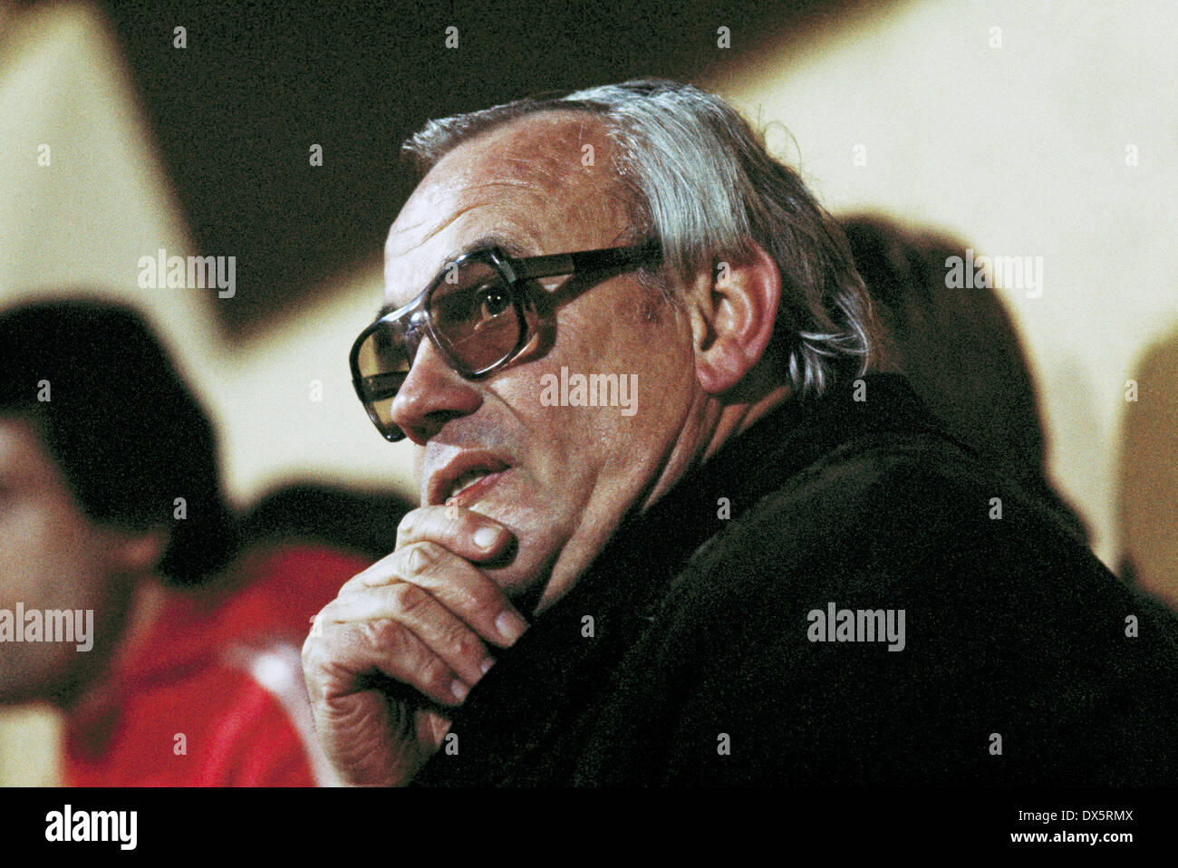 football, Bundesliga, 1976/1977, Stadium an der Castroper Strasse, VfL Bochum versus 1. FC Cologne 1:2, coach Hennes Weisweiler (FC) wearing glasses sit on the coaching bench, sceptical Stock Photo