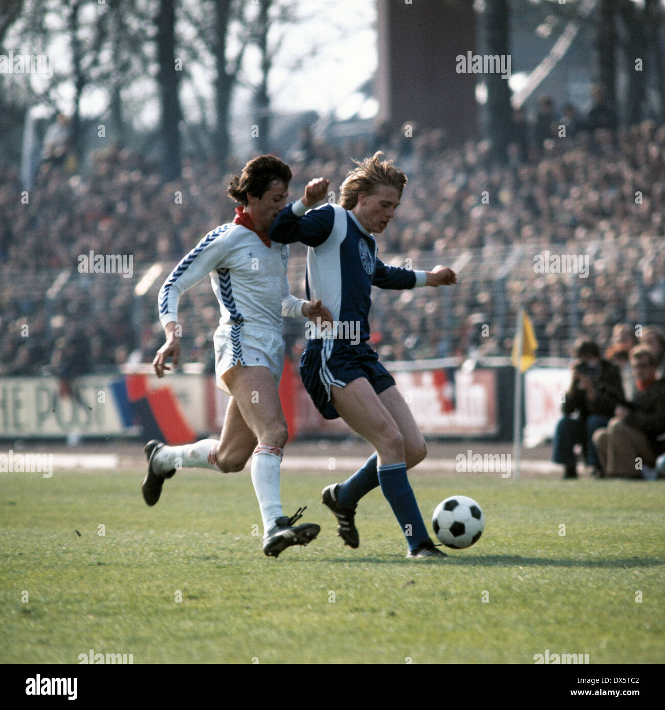 Fanion FC Bayer 05 Uerdingen – Fanclub Bleu-rouge 1977, Collector Foot