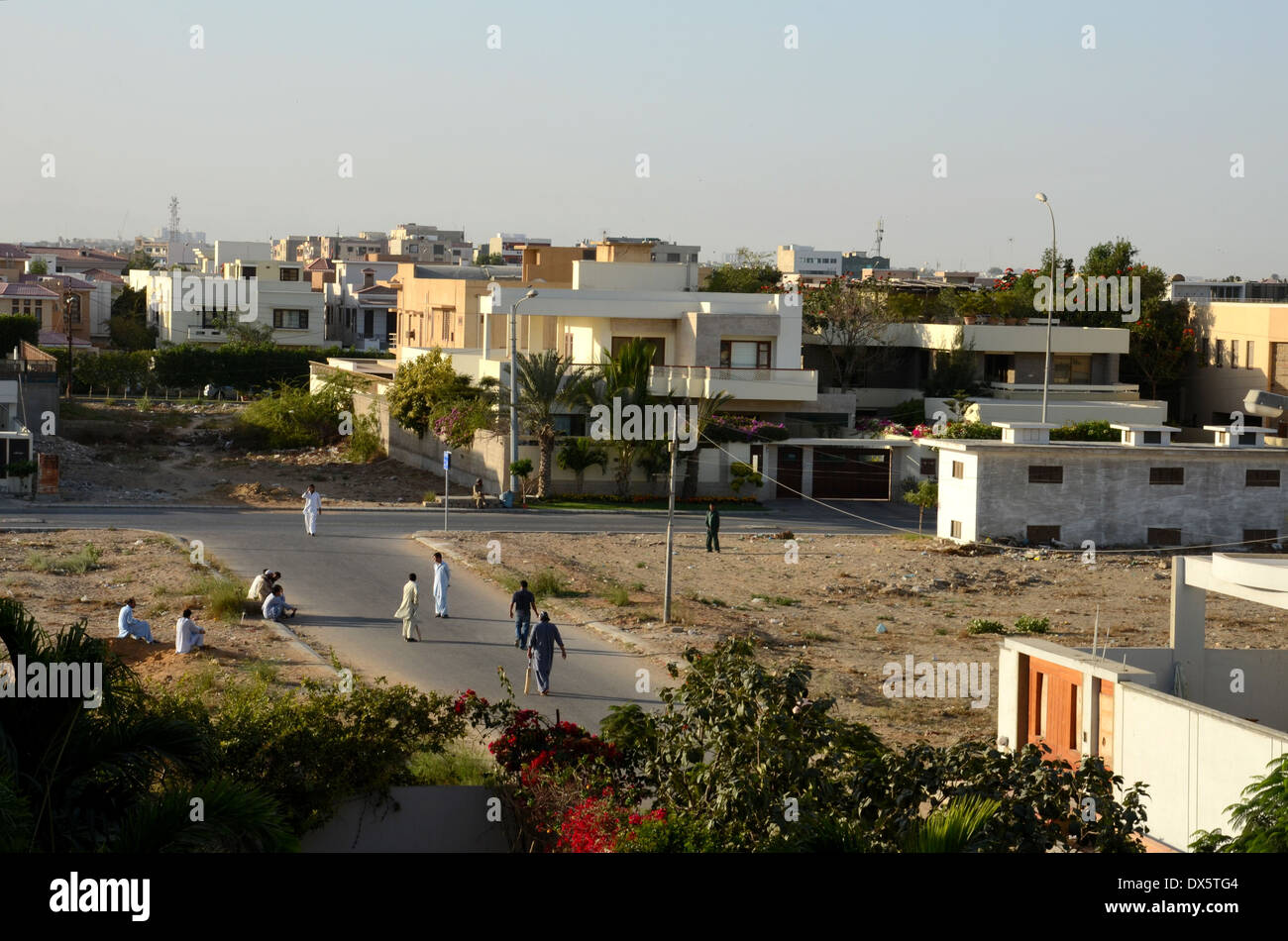 Pakistani Men In Traditional Salwar Kameez Play Street Cricket In Karachi Dha Suburb Pakistan Pakistani Men In Traditional Salwar Kameez Play Street Cricket In Karachi Dha Suburb Pakistan