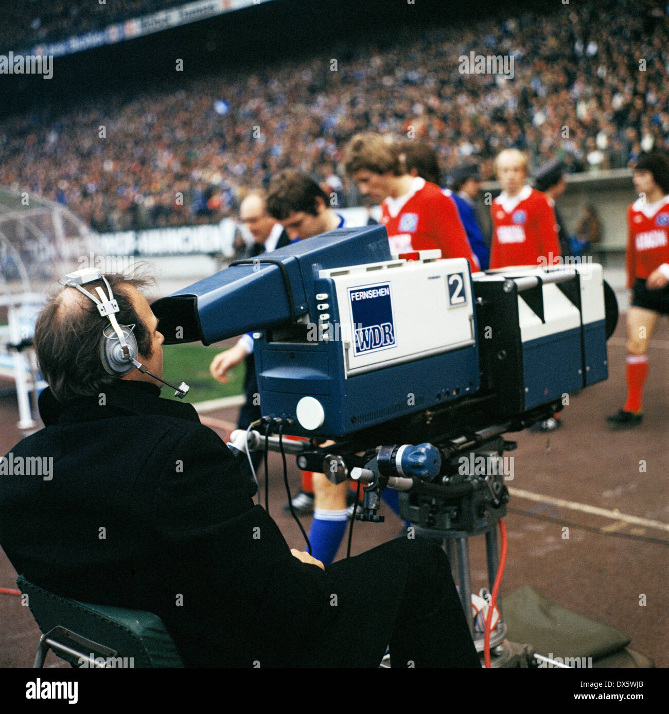 football, Bundesliga, 1977/1978, Parkstadion, FC Schalke 04 versus Hamburger SV 2:2, media, press, journalism, cameraman at a TV camera from WDR 2 in the stadium Stock Photo