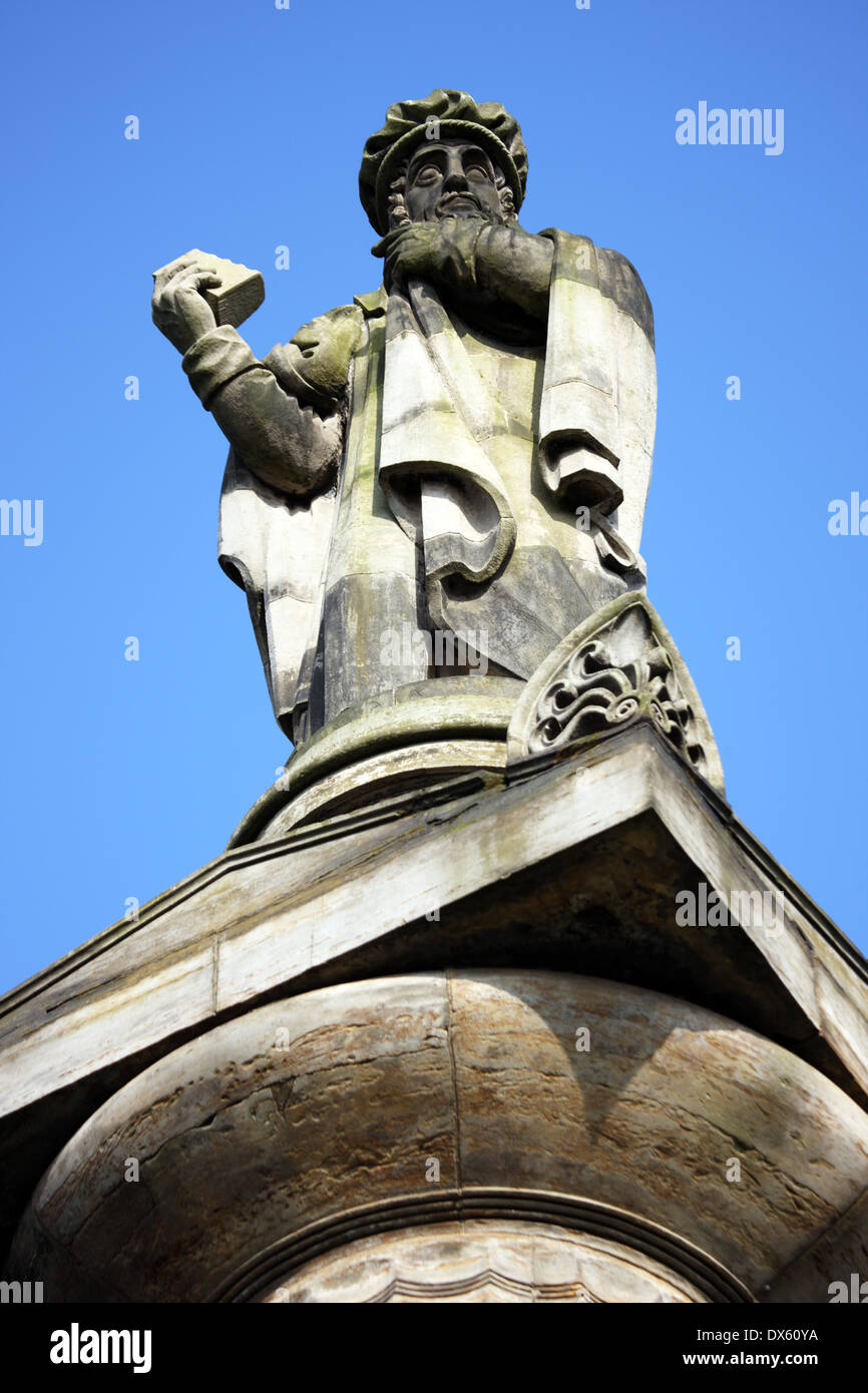 John Knox statue on top of 58 ft (17.78m) sandstone Doric column in Glasgow's necropolis Stock Photo