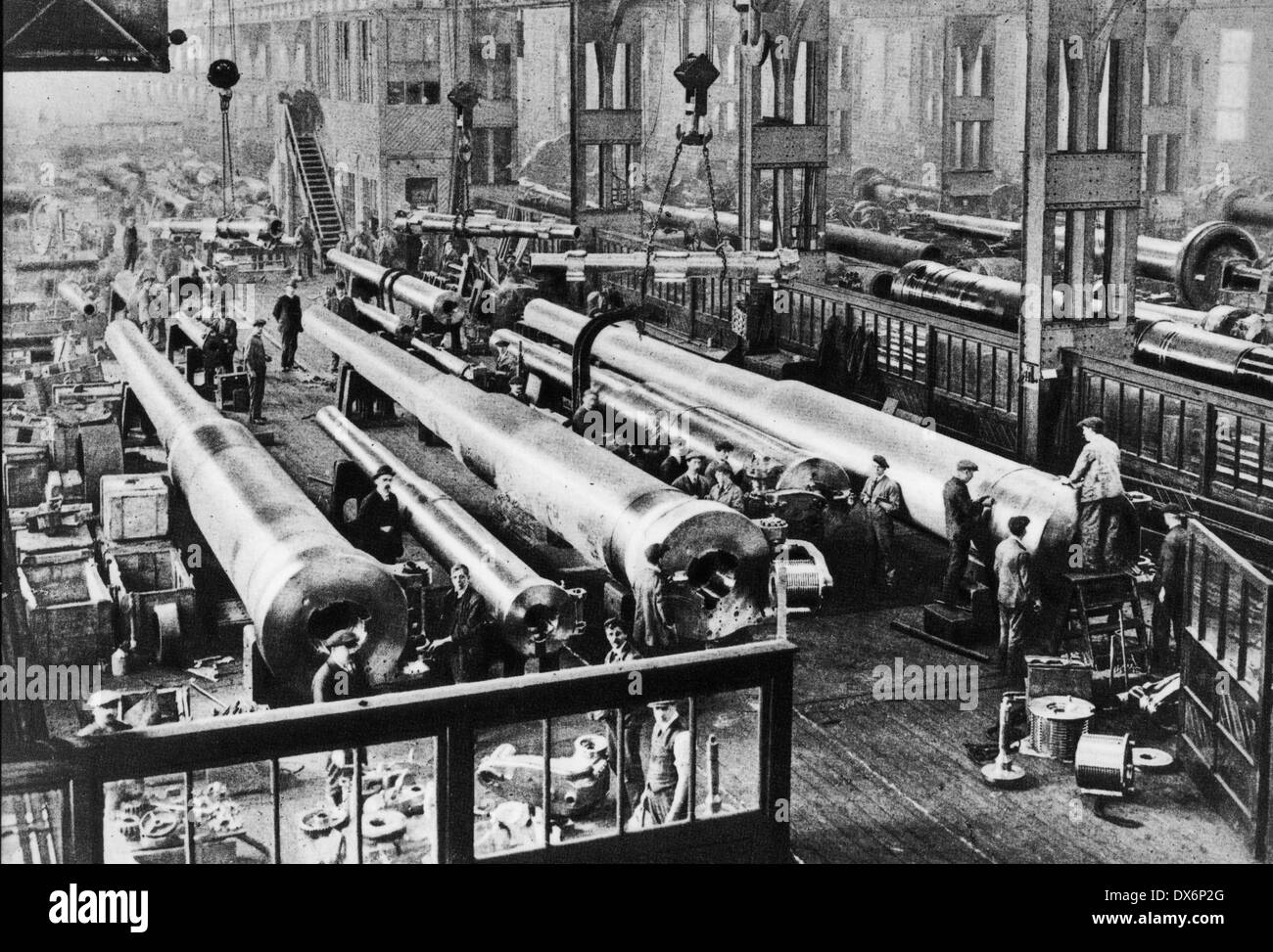 ORDNANCE WORKS, Coventry. Manufacturing 15-inch naval guns during the First World War Stock Photo