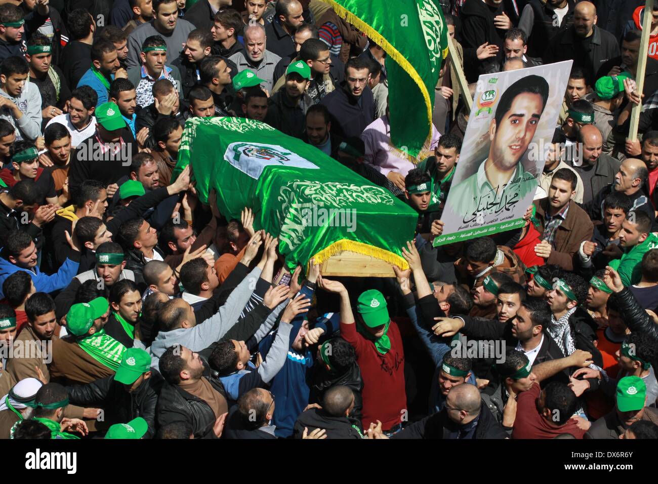 Nablus, West Bank, Palestinian Territory. 19th Mar, 2014. Palestinians carry a coffin containing the body of Palestinian militant Mohammed Hanbali who was killed 11 years ago during a funeral in the West Bank city of Nablus, March 19, 2014. Since the late 1960s, Israel has withheld the bodies of hundreds of Palestinians. Their bodies are interred in numbered, rather than named, graves in four cemeteries created for that purpose, the biggest of which is located in the Jordan Valley Credit:  Nedal Eshtayah/APA Images/ZUMAPRESS.com/Alamy Live News Stock Photo