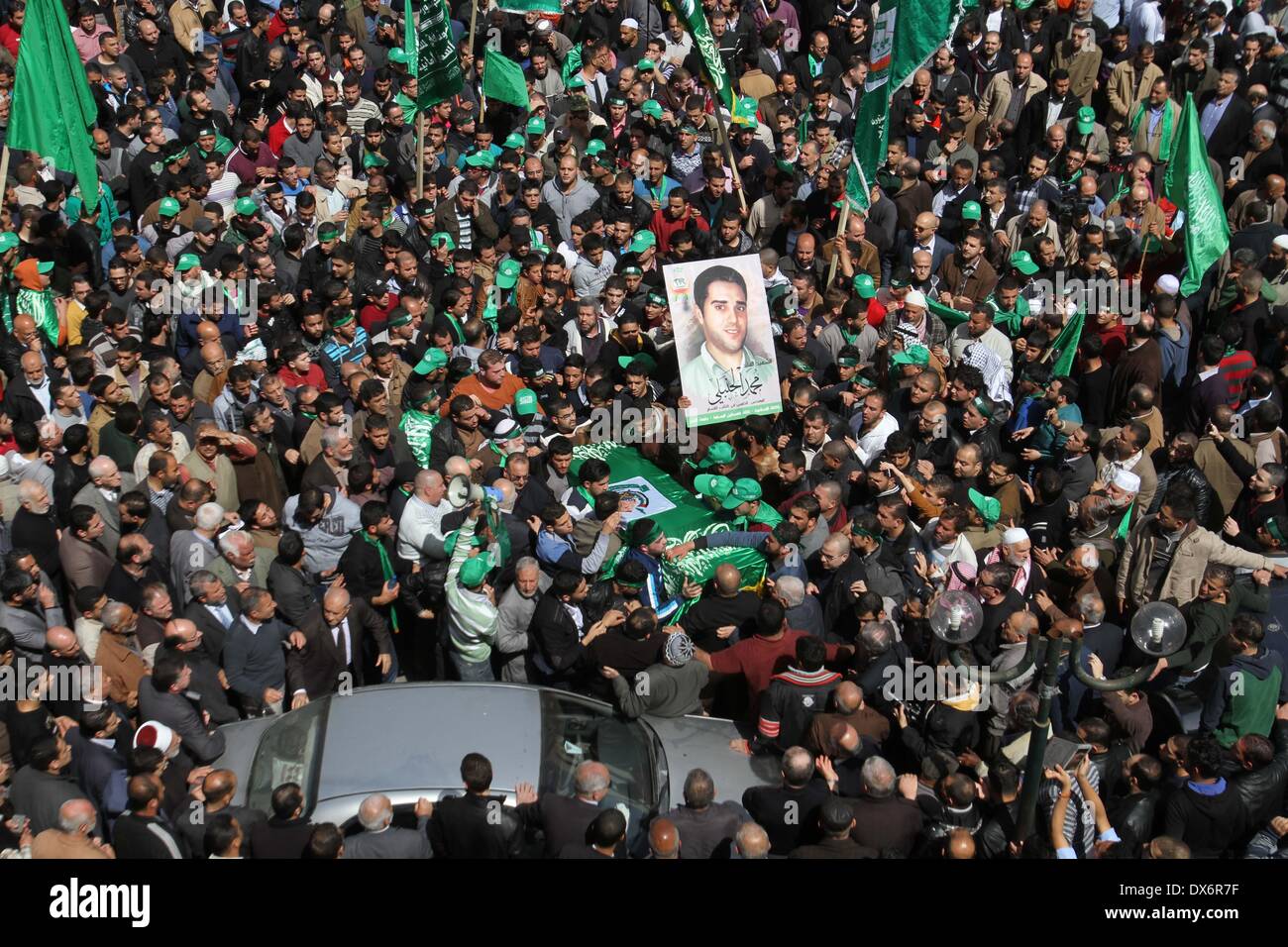 Nablus, West Bank, Palestinian Territory. 18th Mar, 2014. Palestinians carry a coffin containing the body of Palestinian militant Mohammed Hanbali who was killed 11 years ago during a funeral in the West Bank city of Nablus, March 19, 2014. Since the late 1960s, Israel has withheld the bodies of hundreds of Palestinians. Their bodies are interred in numbered, rather than named, graves in four cemeteries created for that purpose, the biggest of which is located in the Jordan Valley Credit:  Nedal Eshtayah/APA Images/ZUMAPRESS.com/Alamy Live News Stock Photo