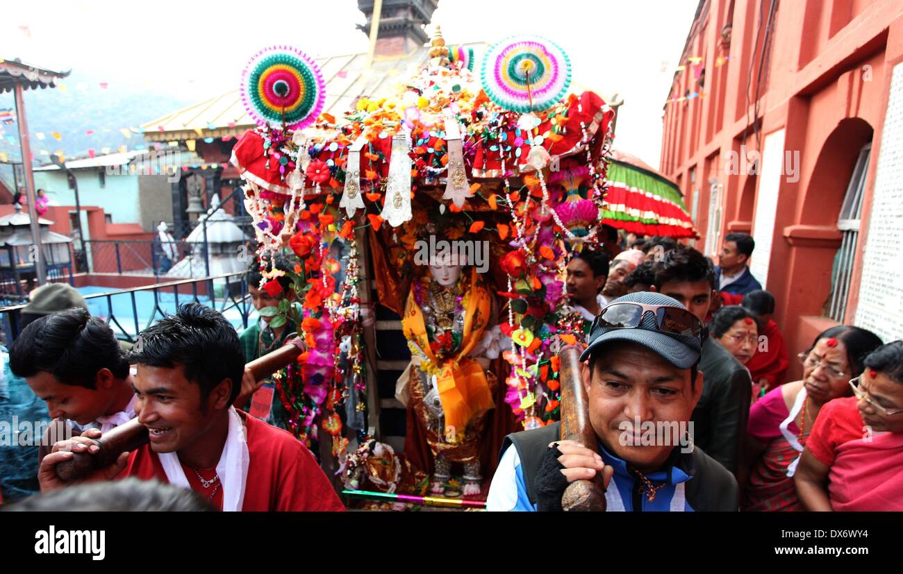 Kathmandu, Nepal. 19th Mar, 2014. Devotees carry the chariot of Machhendranath during the Nala Machhendranath festival in Kavre, on the outskirts of Kathmandu, Nepal, March 19, 2014. Stock Photo