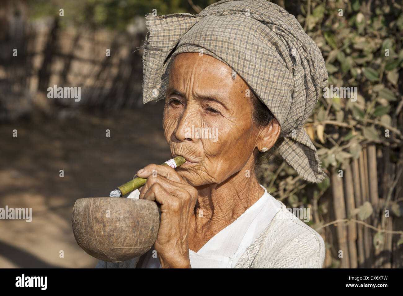 Old woman smoking a cheroot, Minnanthu, Bagan, Myanmar, (Burma) Stock Photo