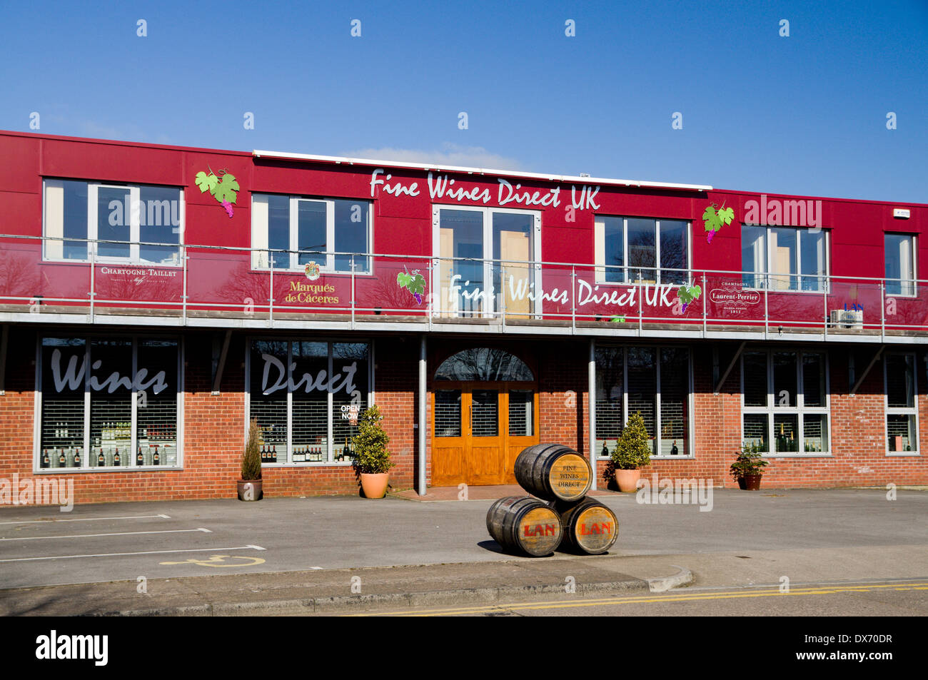 Fine Wines Direct, Wine Sellers shop, Penarth Road, Cardiff, Wales. Stock Photo