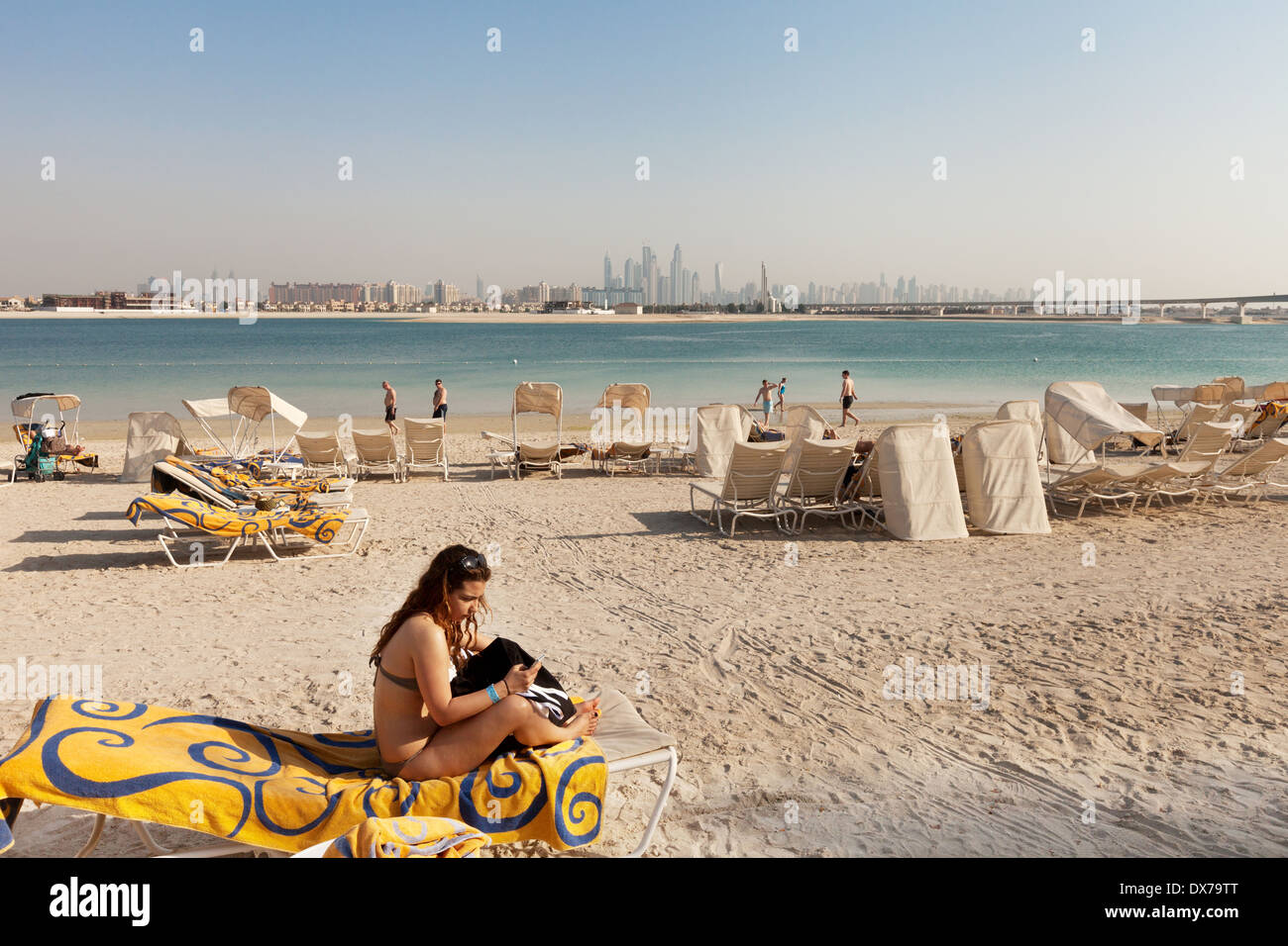 Dubai Beach Woman Stock Photos & Dubai Beach Woman Stock Images Alamy