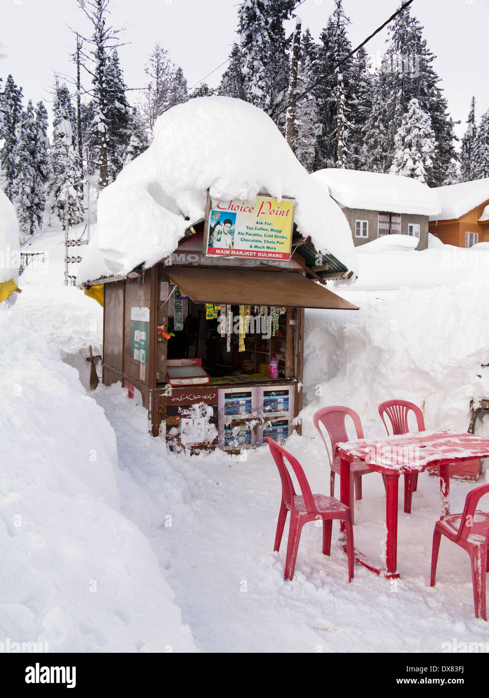 India, Kashmir, Gulmarg, bazaar, heavy snowfall on Choice Point stall Stock Photo