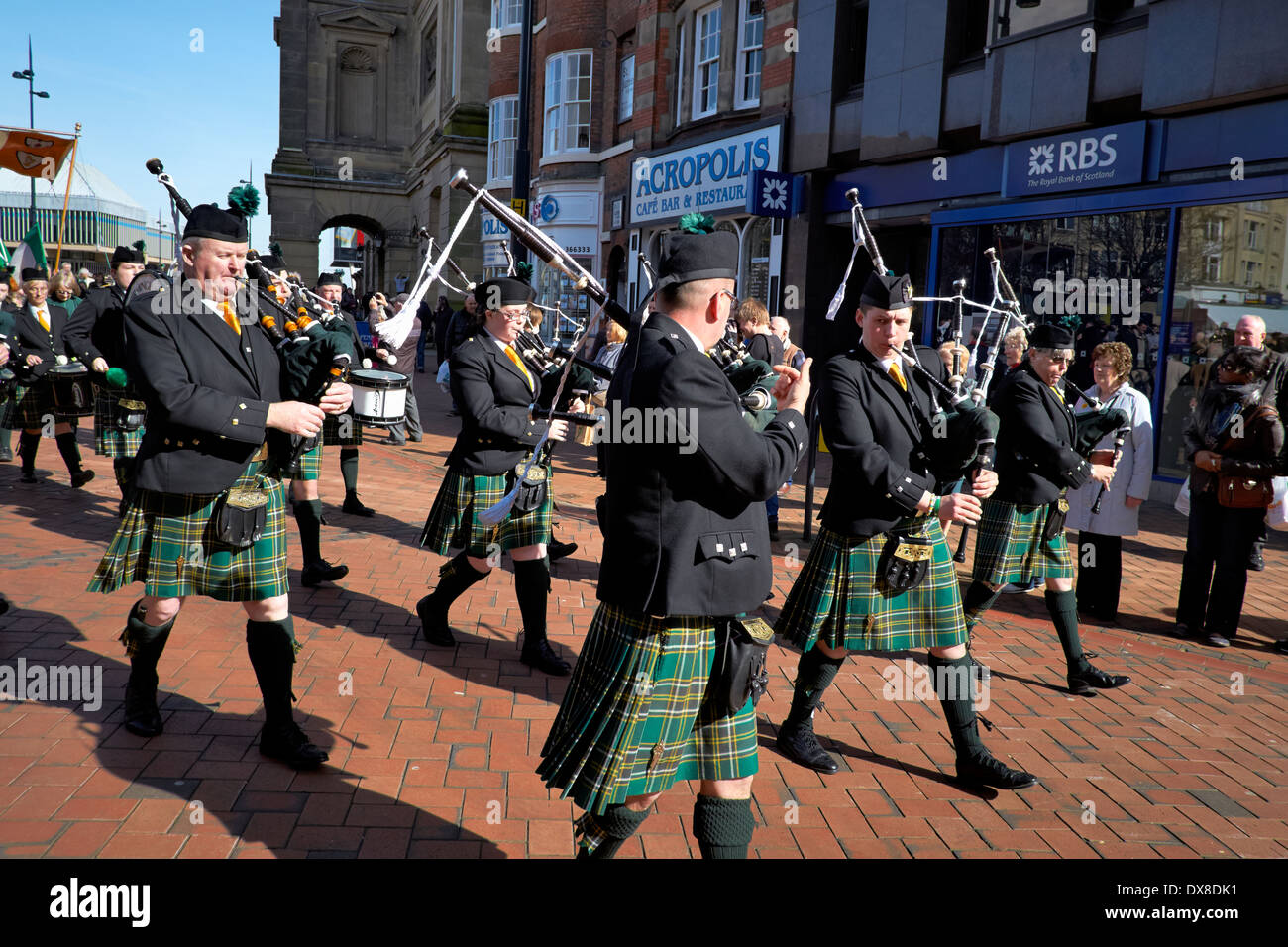 Birmingham irish pipes and drums hi-res stock photography and images ...