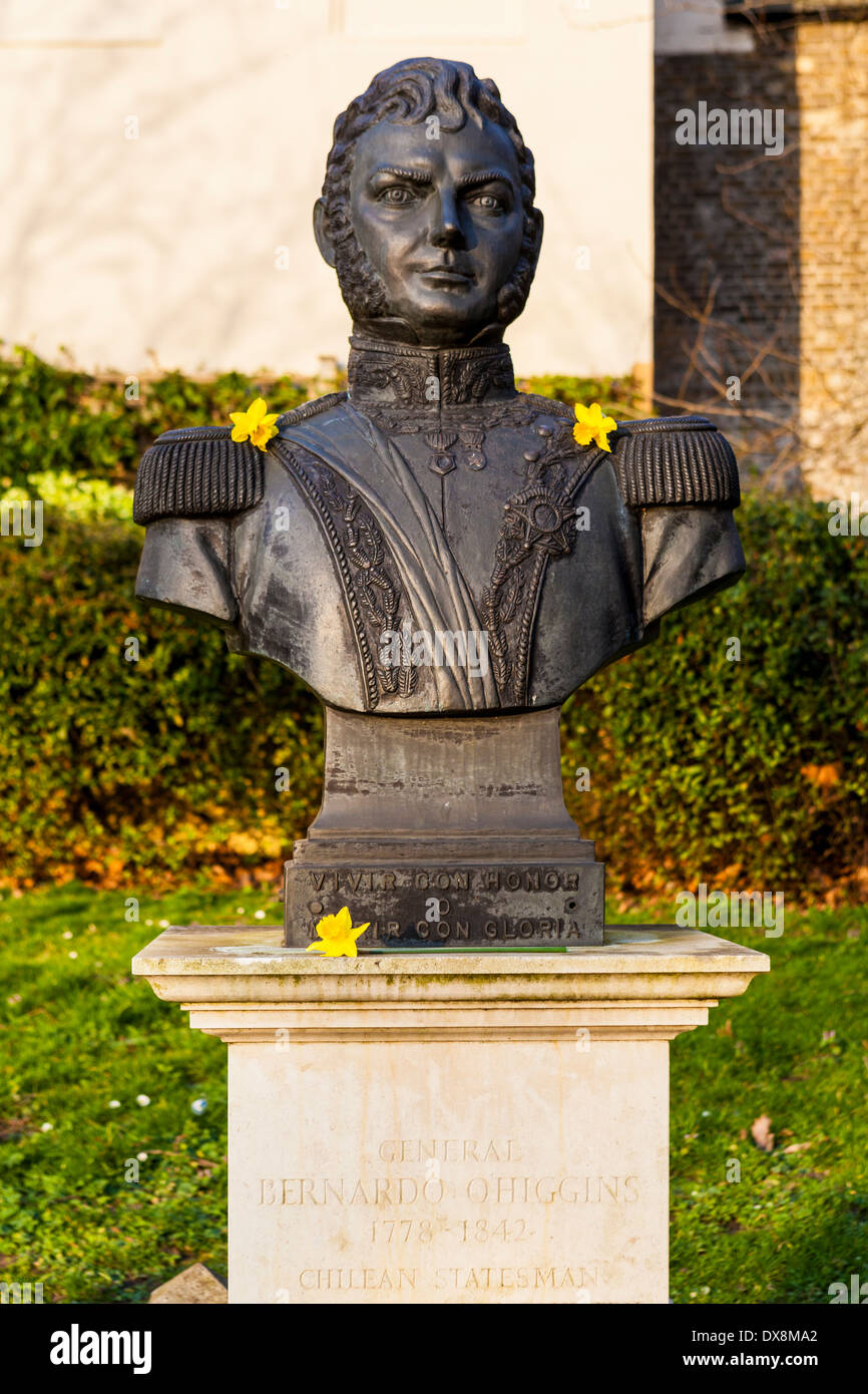 Bronze memorial bust of General Bernardo O'Higgins with daffodils in Spring - Richmond upon Thames, London, UK Stock Photo