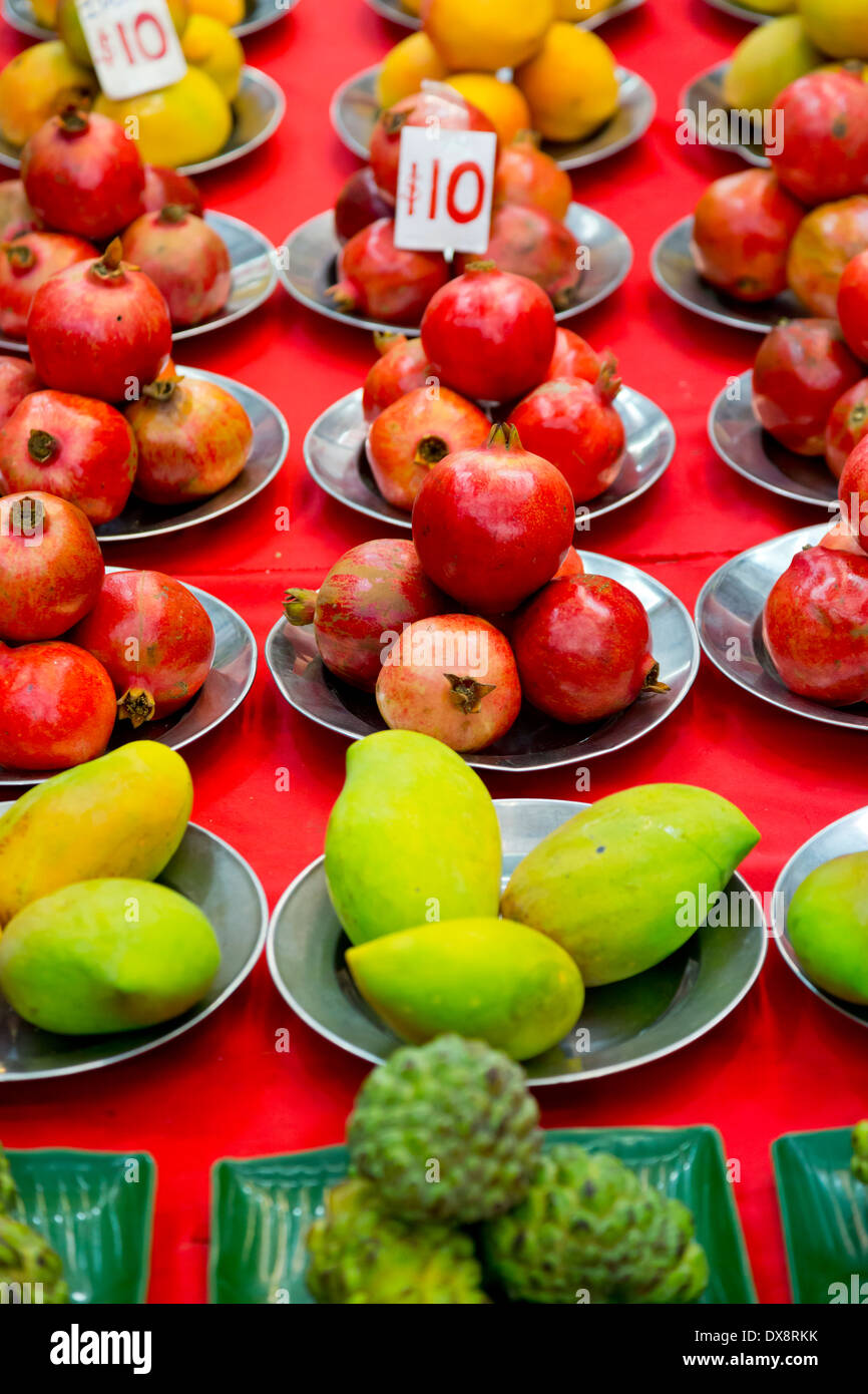 https://c8.alamy.com/comp/DX8RKK/pomegranates-in-singapore-DX8RKK.jpg