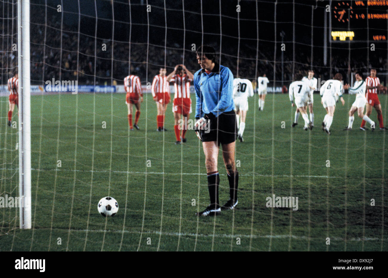 football, UEFA Cup, Europa League, 1978/1979, final, second leg, Rhine Stadium in Duesseldorf, Borussia Moenchengladbach versus Red Star Belgrade 1:0, scene of the match, Allan Simonsen (MG) scores the winning goal by penalty resulting from a foul, keeper Stock Photo
