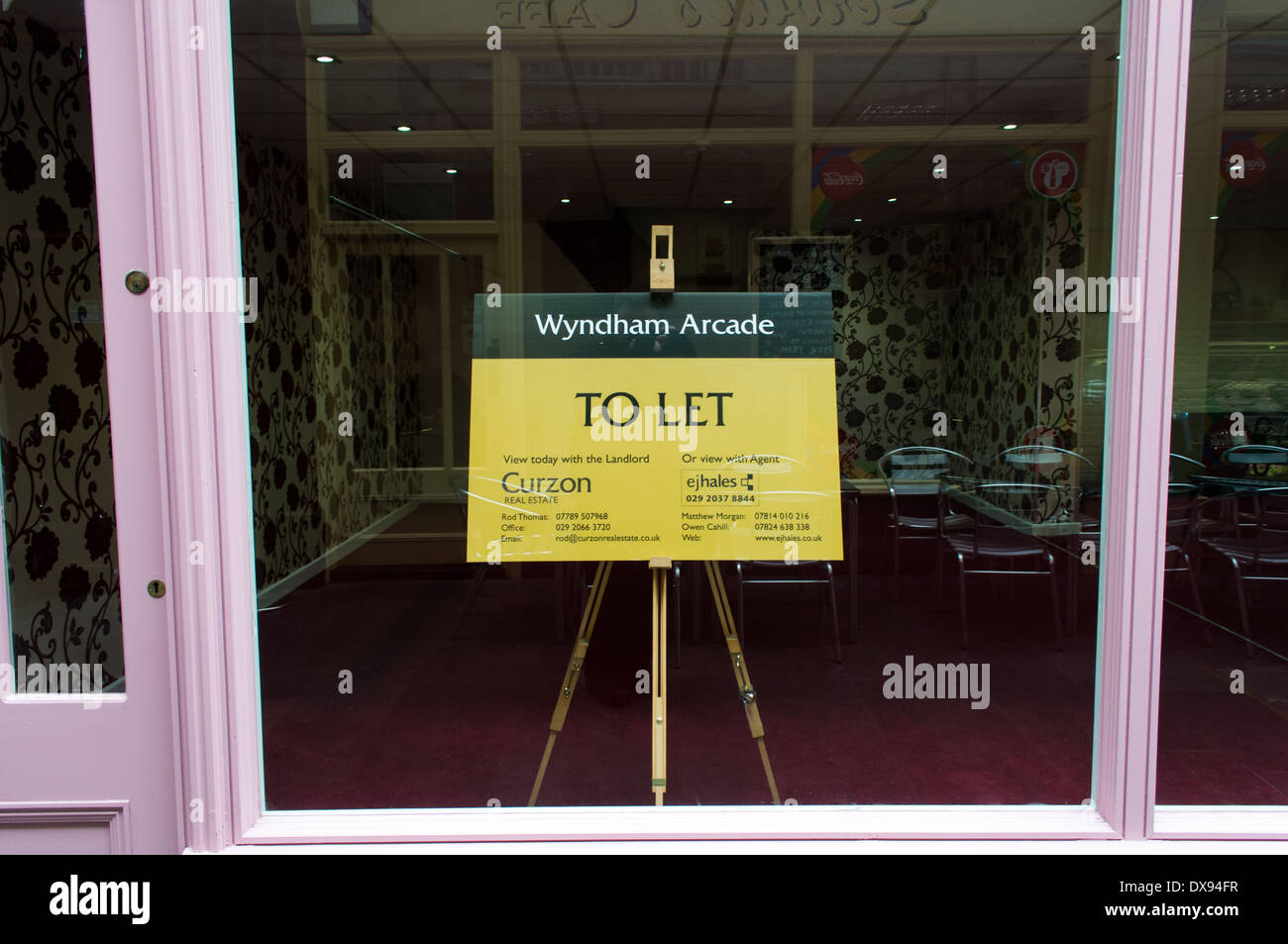 To Let sign in an empty shop to rent in Wyndham Arcade in Cardiff Stock Photo