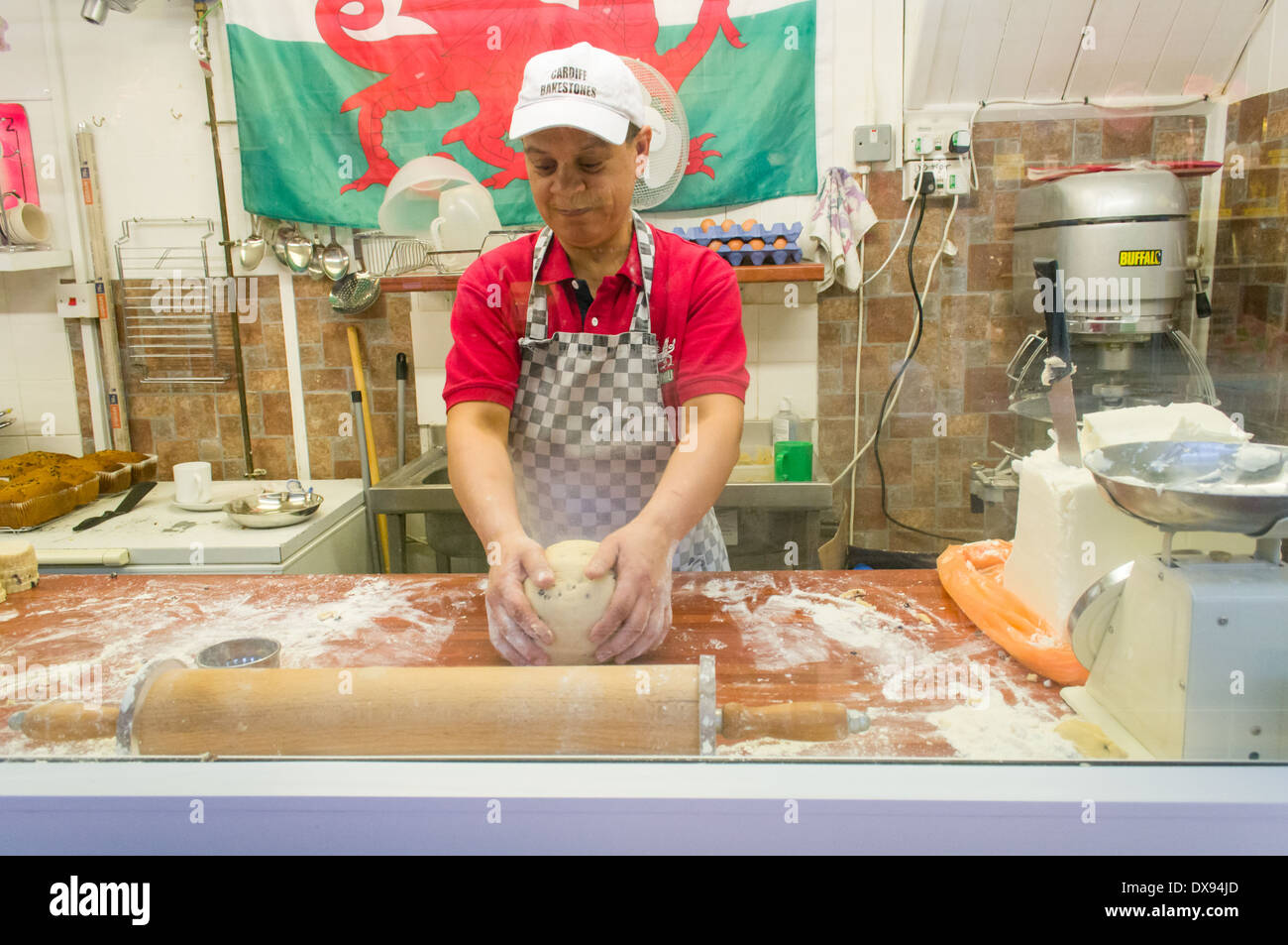 Man making bread in Cardiff Indoor Market Stock Photo
