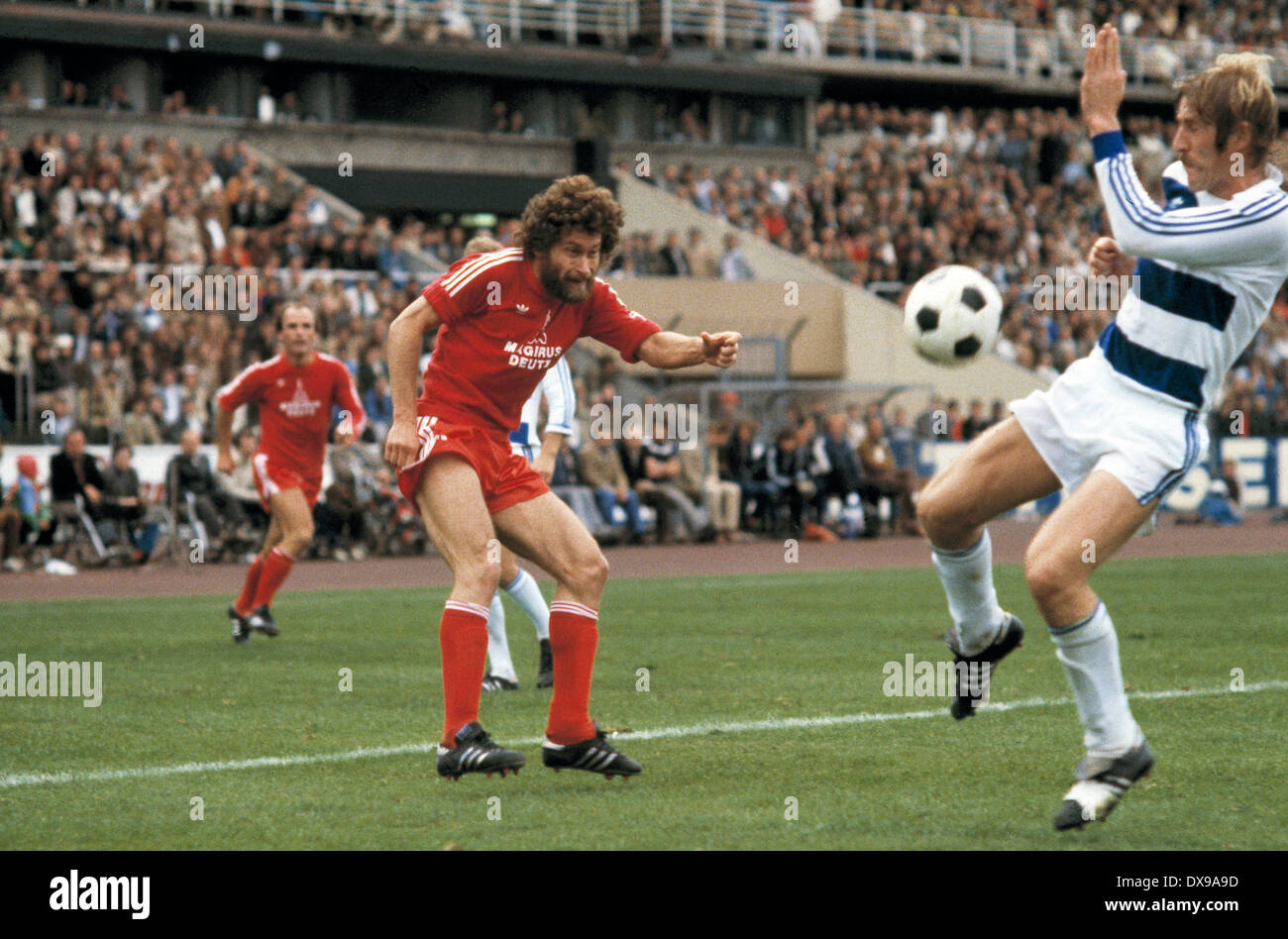 football, Bundesliga, 1979/1980, Wedau Stadium, MSV Duisburg versus FC Bayern Munich 1:2, scene of the match, Paul Breitner (FCB) left and Herbert Buessers (MSV) Stock Photo