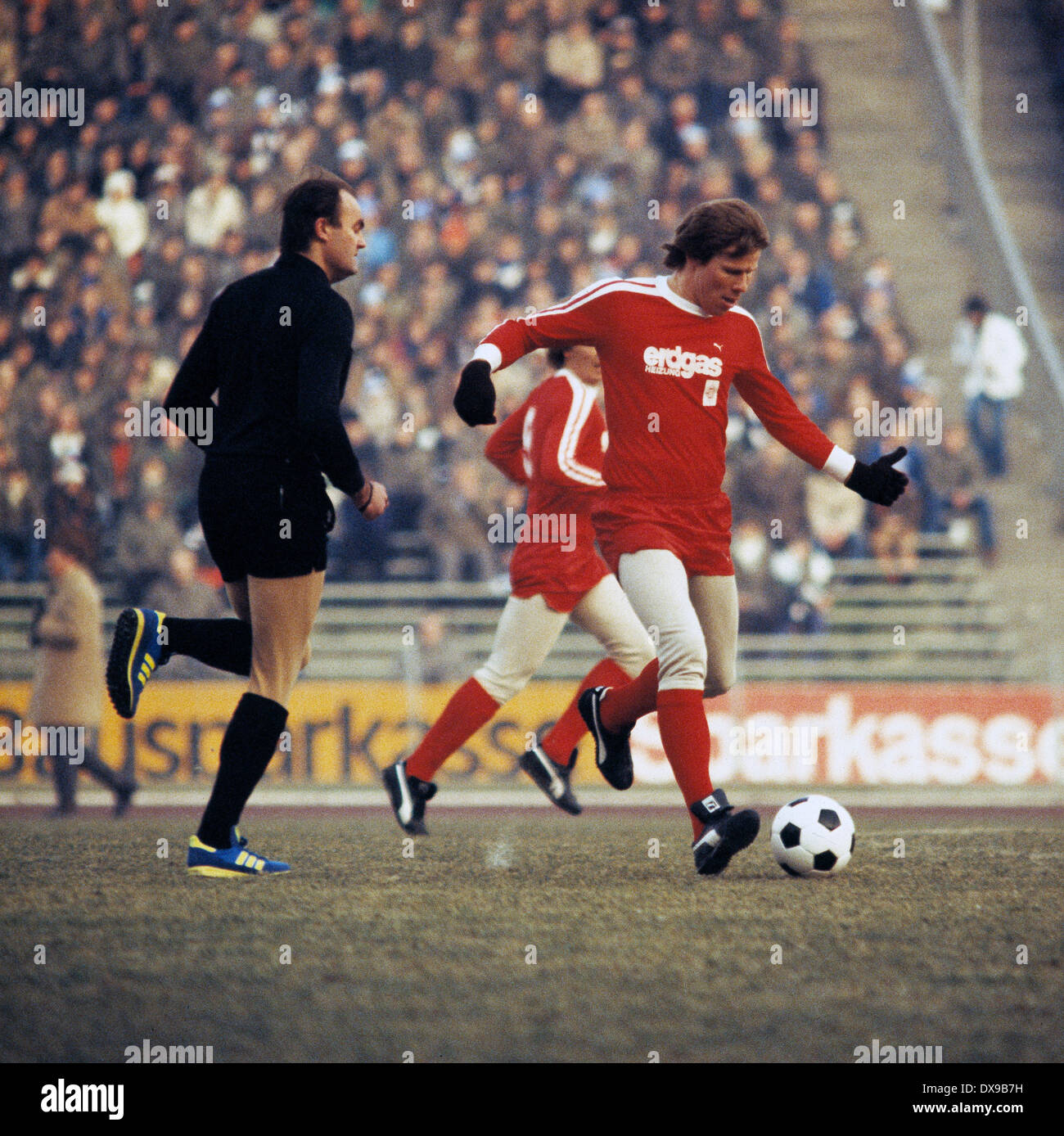 football, Bundesliga, 1979/1980, Parkstadion, FC Schalke 04 versus Borussia Moenchengladbach 1:0, scene of the match, Carsten Nielsen (MG) in ball possession, left referee Volker Roth Stock Photo