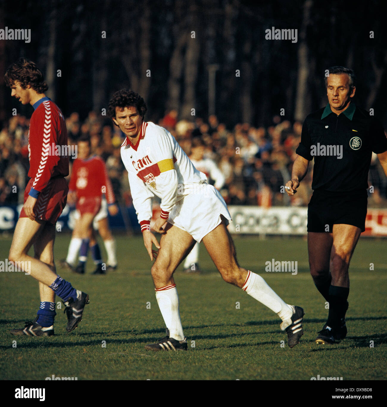 Steaua Bucharest Line Up Against VfB Stuttgart Editorial Stock Image -  Image of bombs, header: 32264489