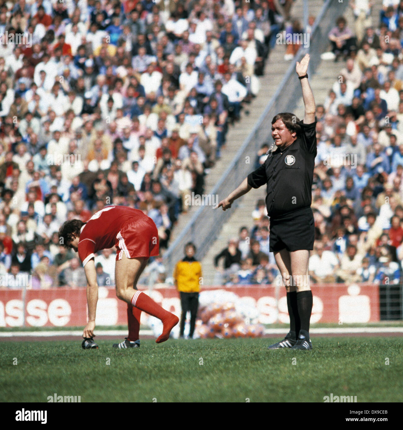 football, DFB Cup, 1979/1980, semifinal, Parkstadion, FC Schalke 04 versus 1. FC Cologne 0:2, time-out by referee Wolf-Dieter Ahlenfelder, a Cologne player lost his football shoe Stock Photo