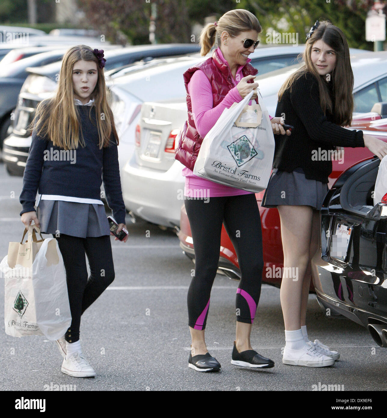 Lori Loughlin returns to her car with daughter's Isabella Rose and Olivia Jade after shopping at Bristol Farms Los Angeles, California - 14.11.12 Featuring: Lori Loughlin returns to her car with daughter's Isabella Rose and Olivia Jade after shopping at Bristol Farms When: 14 Nov 2012 Stock Photo