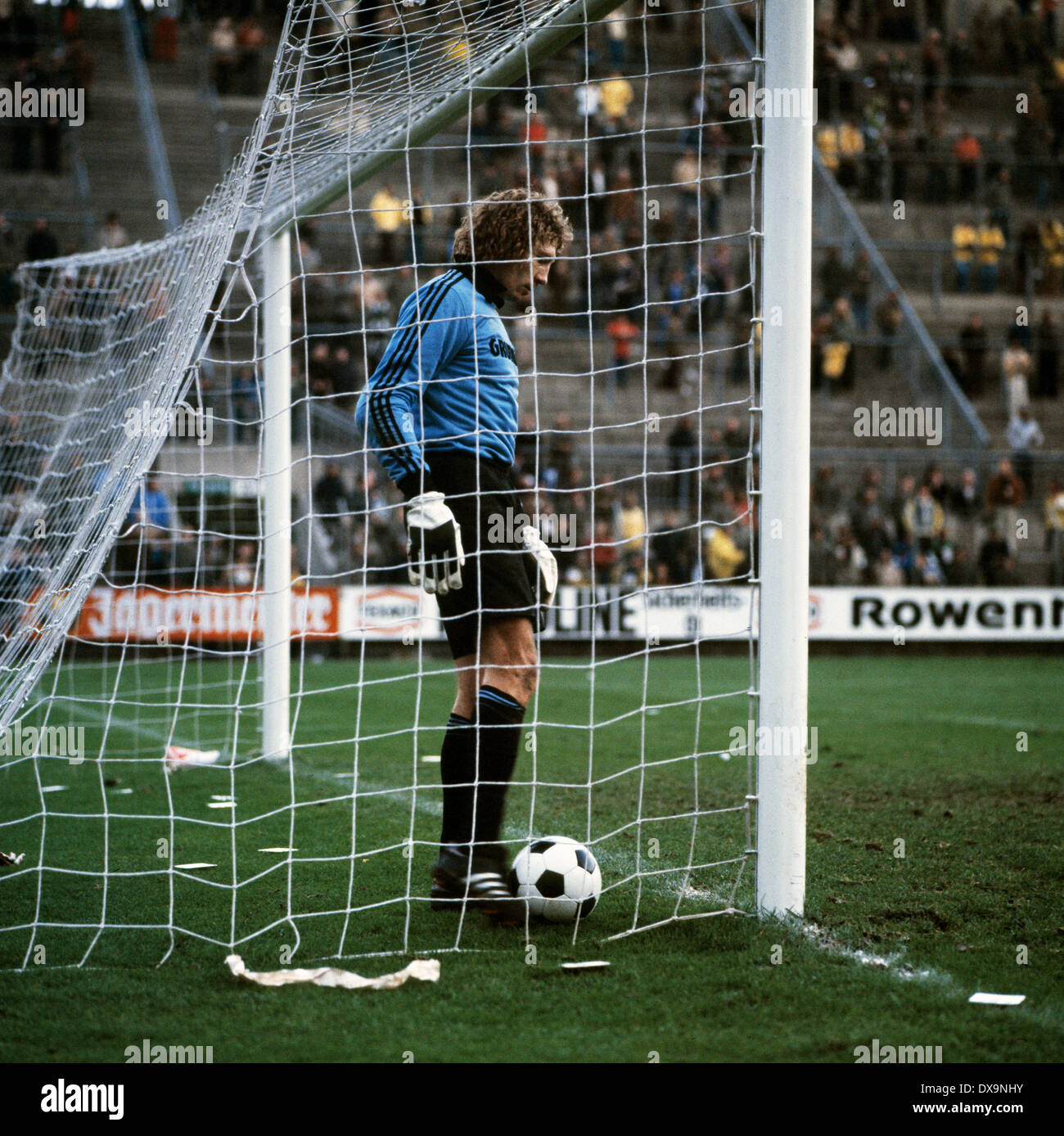 football, Bundesliga, 1980/1981, Stadium am Boekelberg, Borussia Moenchengladbach versus 1. FC Nuremberg 1:4, scene of the match, keeper Rudolf Kargus (FCN), Ehrentor fuer Gladbach Stock Photo