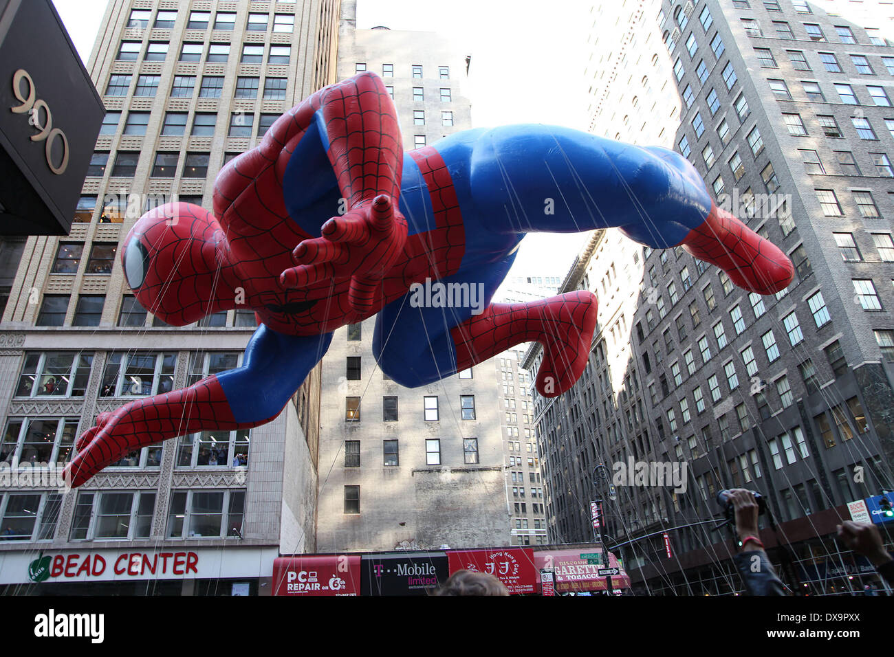 Spiderman 86th Annual Macy's Thanksgiving Day Parade Featuring ...
