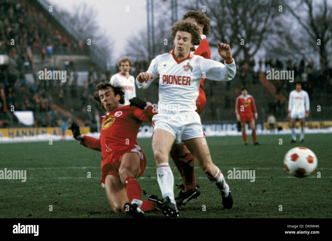 football, Bundesliga, 1980/1981, Rhine Stadium, Fortuna Duesseldorf versus 1. FC Cologne 0:0, scene of the match, clearance by Amand Theis (Fortuna) left against Tony Woodcock (FC) Stock Photo