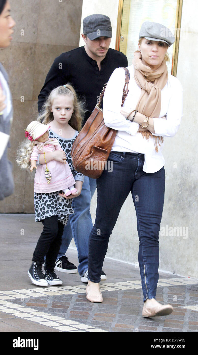 Drew Lachey leaves the theatre at The Grove with his wife Lea Dellecave(00)