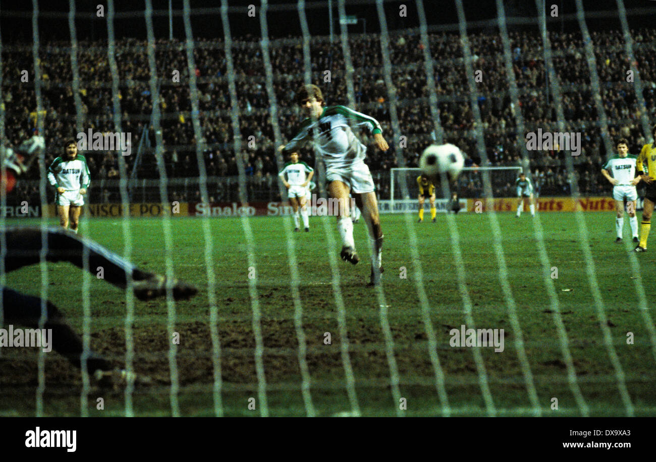 football, Bundesliga, 1980/1981, Stadium am Boekelberg, Borussia Moenchengladbach versus Borussia Dortmund 1:0, Wilfried Hannes (MG) scores the winning goal by penalty resulting from a foul in the last minute of play, keeper Eike Immel is chanceless Stock Photo
