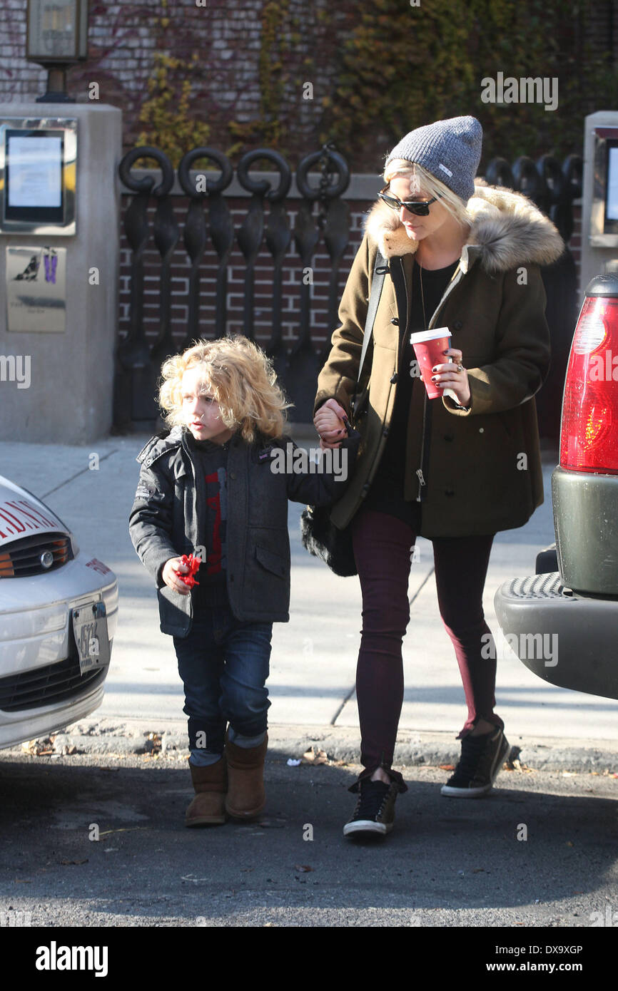 Ashlee Simpson holds her son's Bronx Mowgli Wentz hand to cross the(00)
