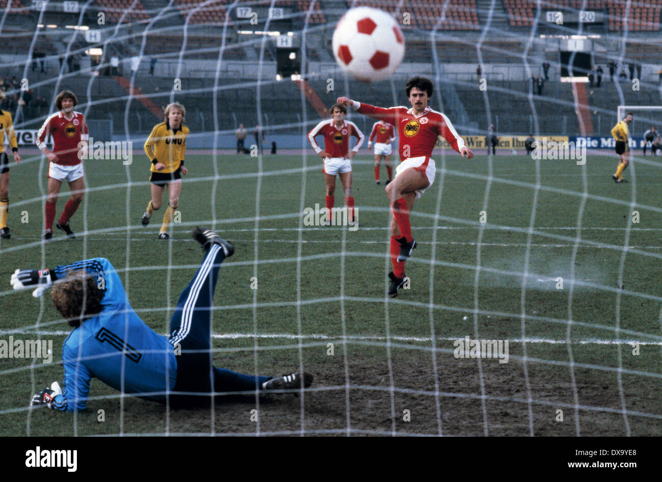 football, Bundesliga, 1980/1981, Rhine Stadium, Fortuna Duesseldorf versus Borussia Dortmund 2:2, scene of the match, Klaus Allofs (Fortuna) scores the 1:0 goal by penalty resulting from a foul, keeper Eike Immel (BVB) is chanceless Stock Photo