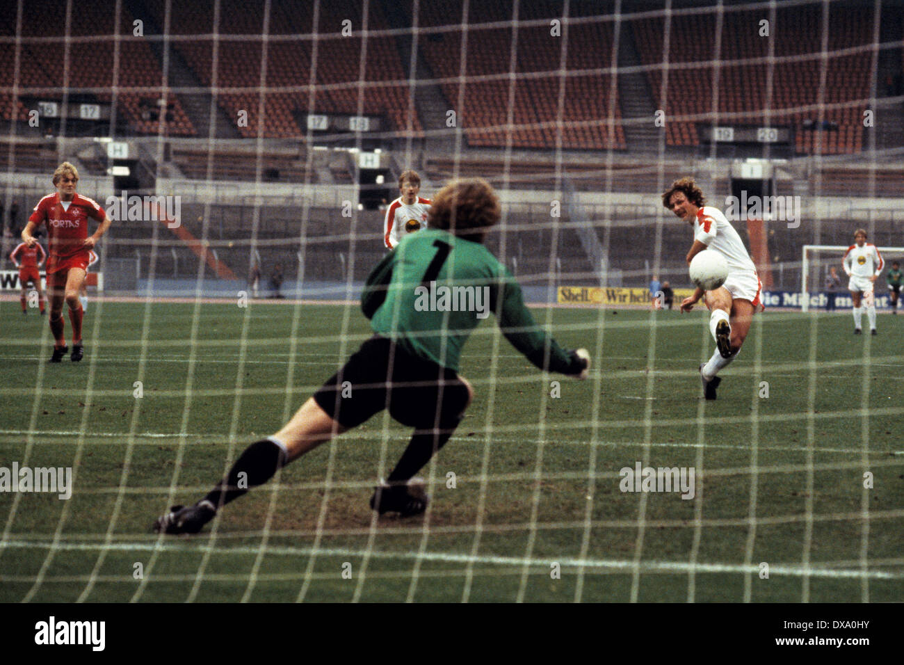 football, Bundesliga, 1981/1982, Rhine Stadium, Fortuna Duesseldorf versus 1. FC Kaiserslautern 4:2, scene of the match, Ruediger Wenzel (Fortuna) scores the 1:0 goal by penalty resulting from a foul, keeper Armin Reichel (FCK) is chanceless Stock Photo