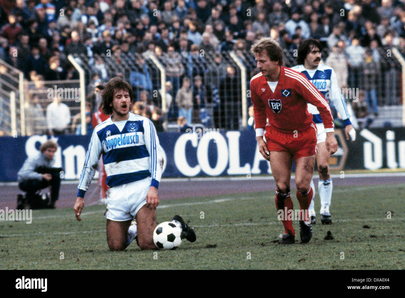 football, Bundesliga, 1981/1982, Wedau Stadium, MSV Duisburg versus  Hamburger SV 1:2, scene of the match, f.l.t.r. Guido Szesni (Duisburg),  Caspar Memering (HSV), Manfred Dubski (Duisburg Stock Photo - Alamy