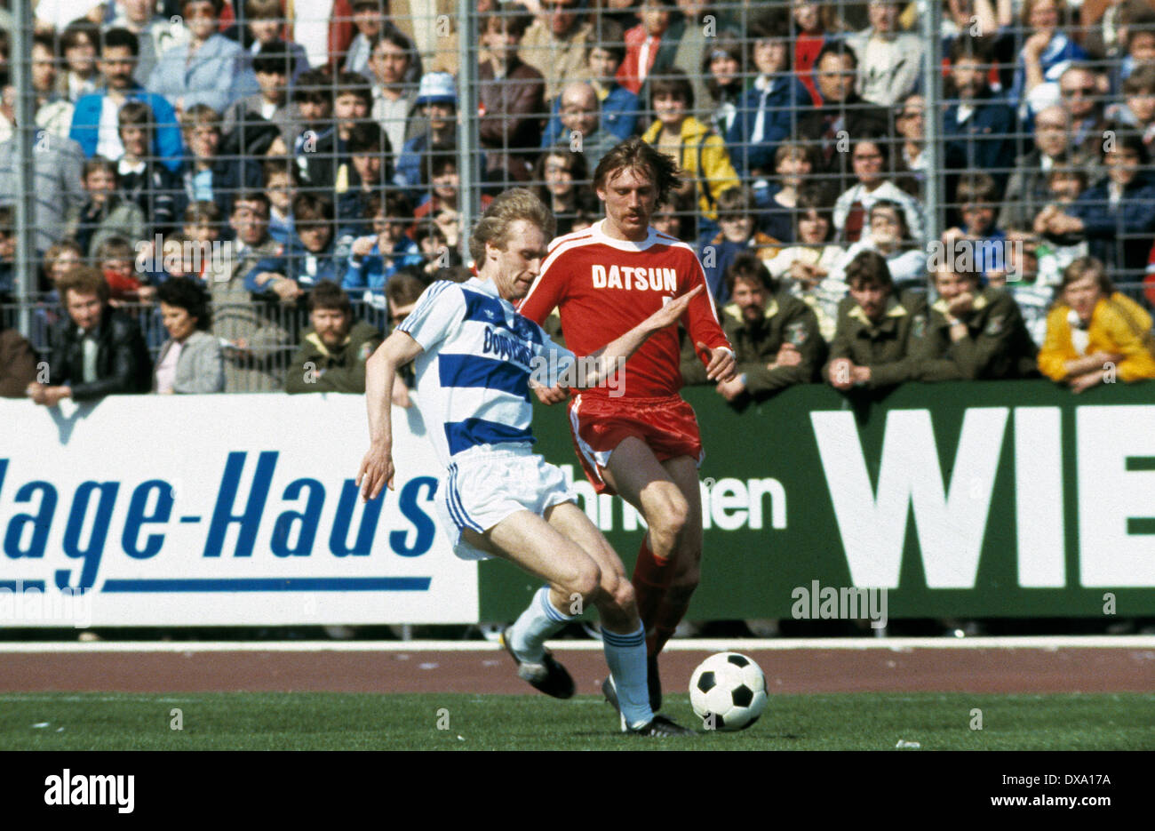 football, Bundesliga, 1981/1982, Wedau Stadium, MSV Duisburg versus Borussia Moenchengladbach 0:1, scene of the match, Frank Saborowski (MSV) in ball possession, behind Kurt Pinkall (MG) Stock Photo