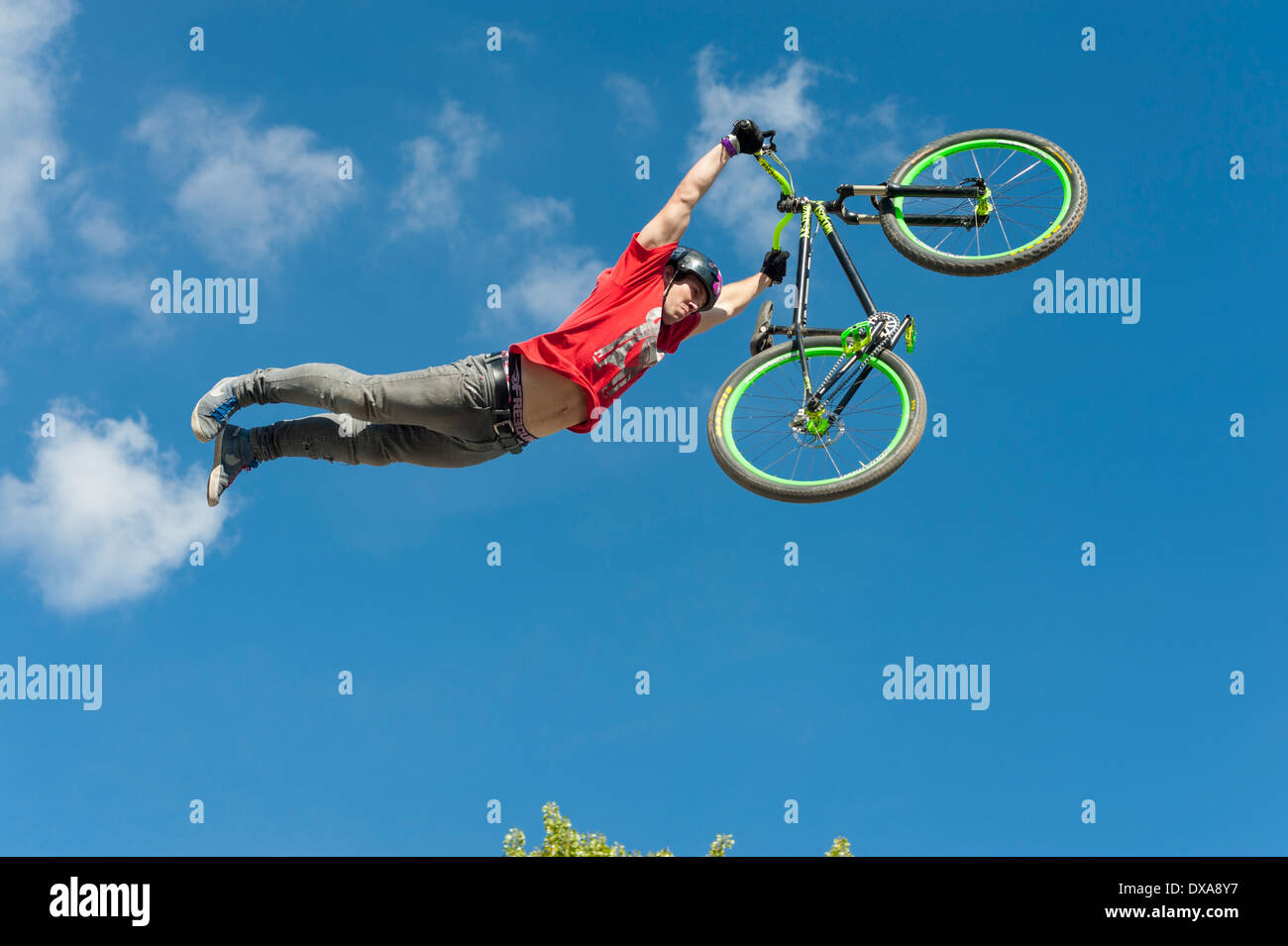 Freestyler jumping mostra sua capacidade de jogar uma bicicleta