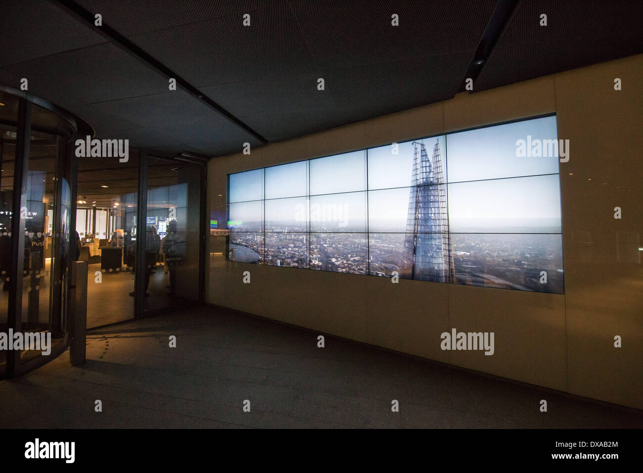 Skyscraper video screen hi-res stock photography and images - Alamy