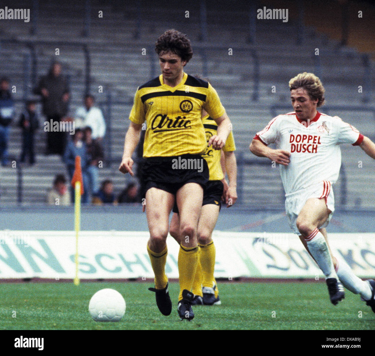 Spielszene, Michael Zorc (BVB) am Ball, rechts Hans-Werner Reif (FCK),  Fussball, Bundesliga, 1983/1984, 1. FC Koeln gegen Boruss Stock Photo -  Alamy