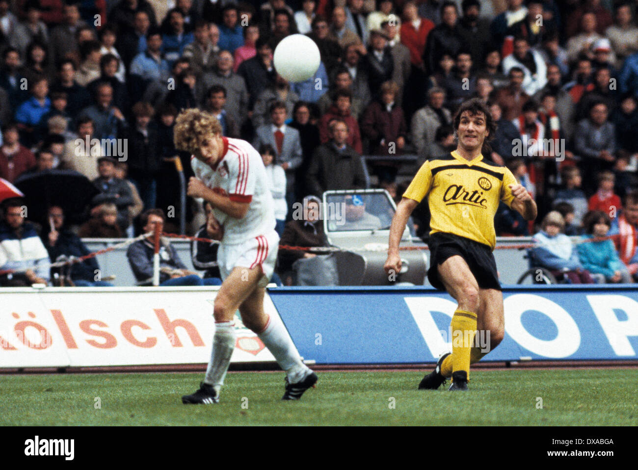 Spielszene, Flankenball von Bernd Klotz (BVB), links Hans-Werner Reif (FCK), Fussball, Bundesliga, 1983/1984, 1. FC Koeln gegen Stock Photo