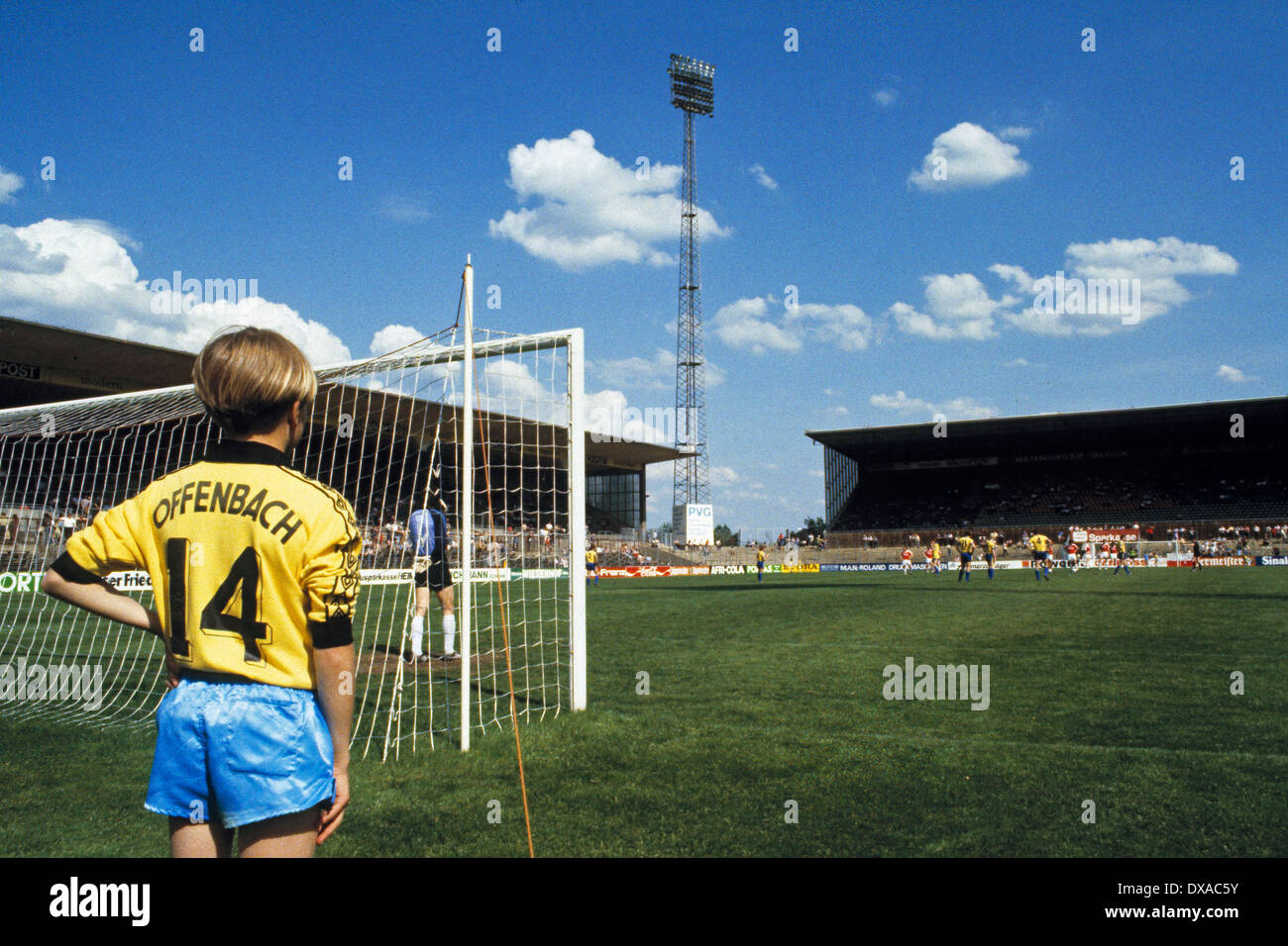 Stadionpanorama, Spielfeld, Tribuene, Balljunge, Fussball, Bundesliga, 1983/1984, Kickers Offenbach gegen Eintracht Braunschweig Stock Photo