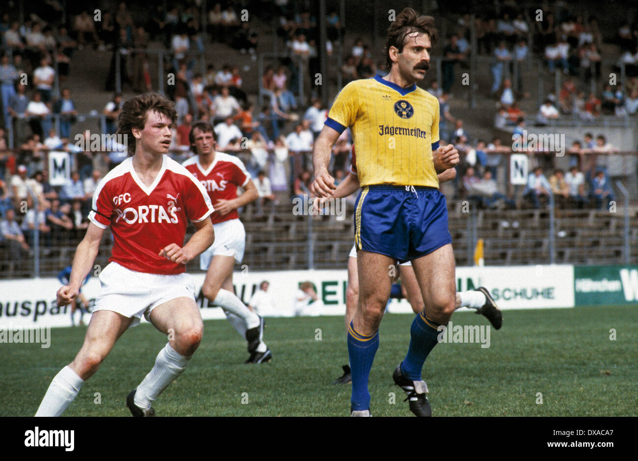 Spielszene, Peter Geyer (Eintracht) rechts und Joachim Eichhorn (Kickers), Fussball, Bundesliga, 1983/1984, Kickers Offenbach ge Stock Photo