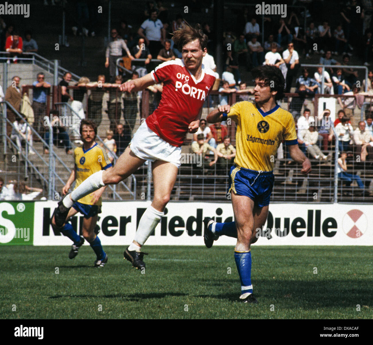 Spielszene, Kopfball von Uwe Hoefer (Kickers), rechts Michael Geiger (Eintracht), Fussball, Bundesliga, 1983/1984, Kickers Offen Stock Photo