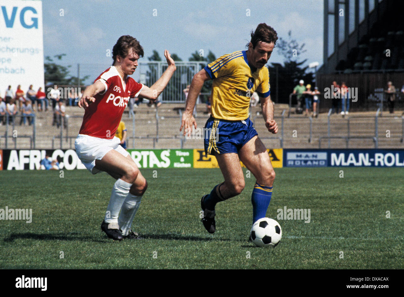 Spielszene, Peter Geyer (Eintracht) am Ball, links Joachim Eichhorn (Kickers), Fussball, Bundesliga, 1983/1984, Kickers Offenbac Stock Photo