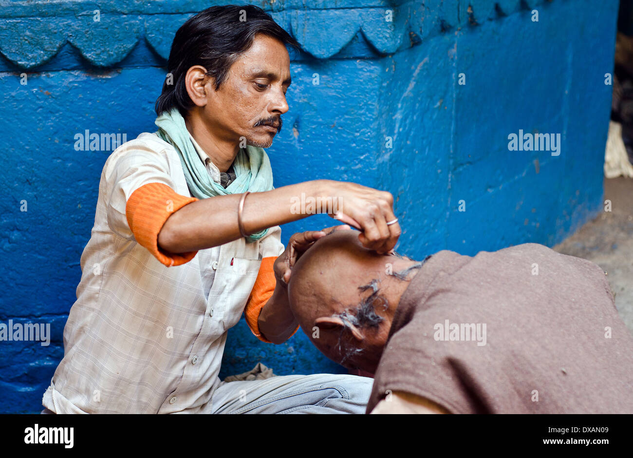 Shaving head after cremation of relative , Manikarnika Ghat,Varanasi,India Stock Photo