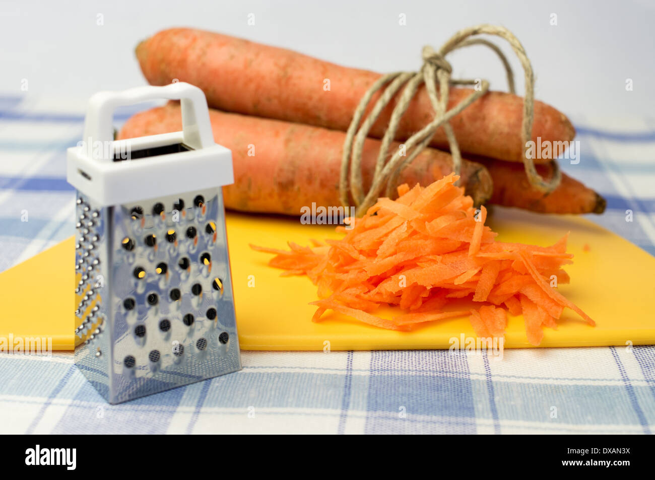 https://c8.alamy.com/comp/DXAN3X/grated-carrot-grater-for-vegetables-carrot-farm-in-conjunction-DXAN3X.jpg