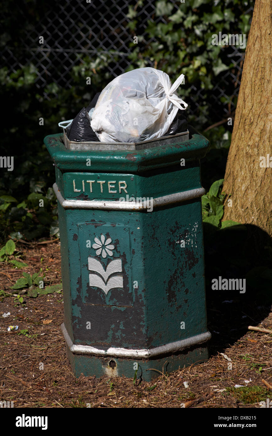 Overflowing litter bin at Bournemouth in March Stock Photo Alamy