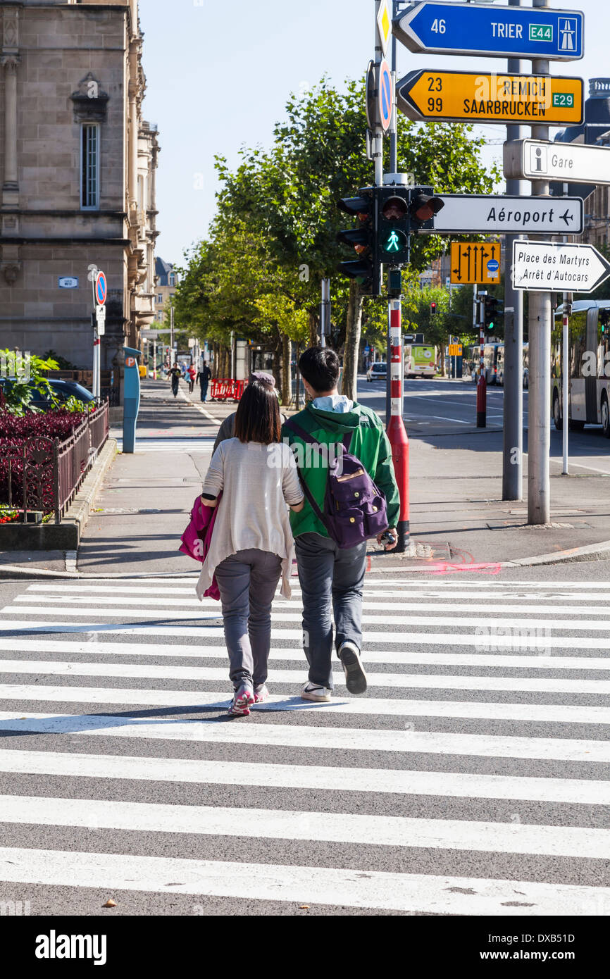 City pedestrian crossing hi-res stock photography and images - Alamy