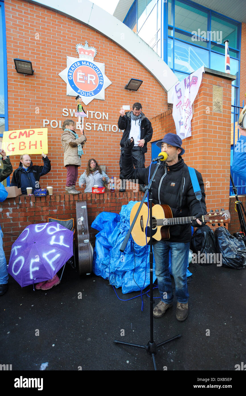 Swinton, Salford, Manchester, UK . 22nd March 2014. Anti-fracking campaigners protest outside Swinton police station, Salford, Manchester. Protester with his guitar entertains the protesters singing protest songs. Credit:  Dave Ellison/Alamy Live News Stock Photo