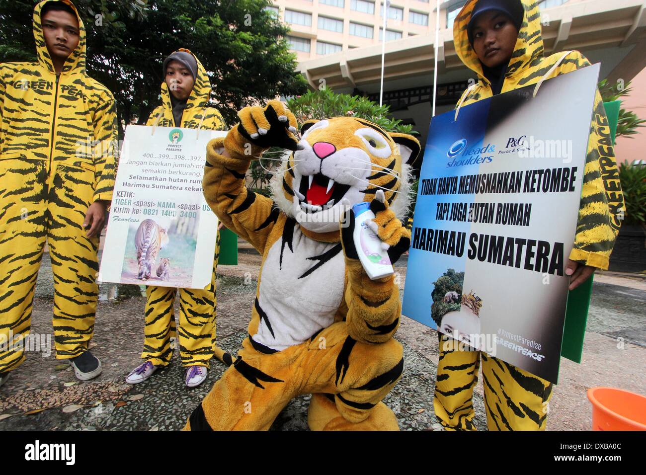 Central Java, Indonesia. 21st Mar, 2014. MARCH 21: Greenpeace activists ...