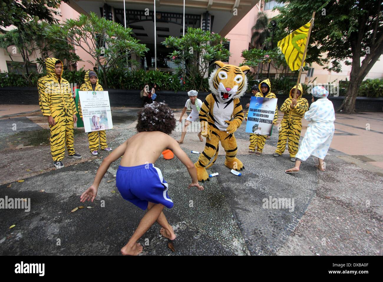 Central Java, Indonesia. 21st Mar, 2014. MARCH 21: Greenpeace activists ...